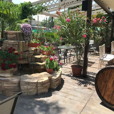 מלון Oleander House And Tennis Club 3*