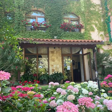 夹竹桃酒店和网球俱乐部